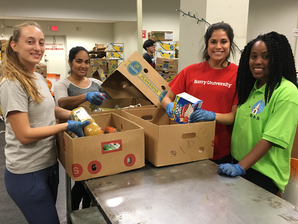 Barry nursing students volunteer at Feeding South Florida